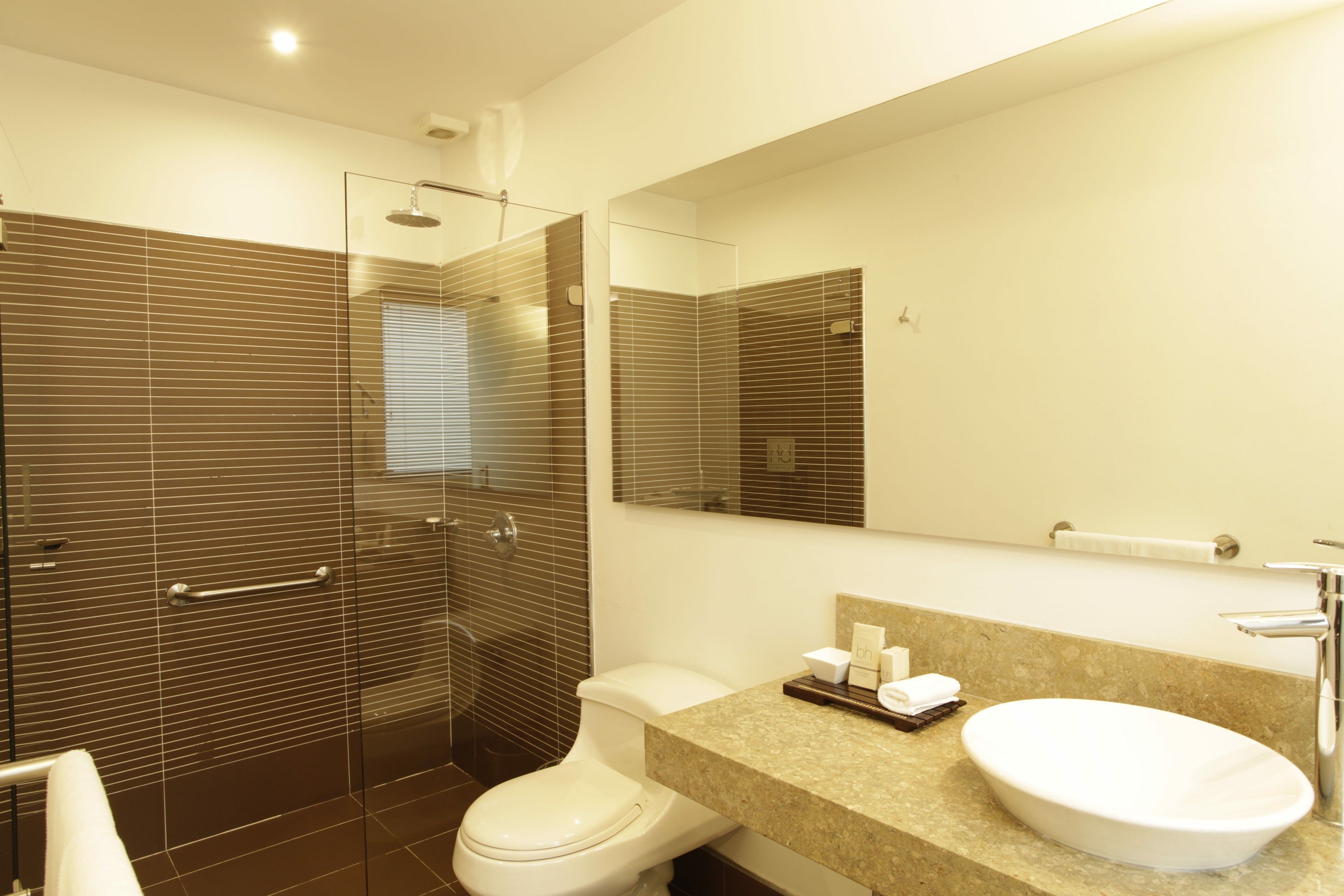 standard room, 1 queen bed | bathroom | shower, free toiletries, hair dryer, towels
