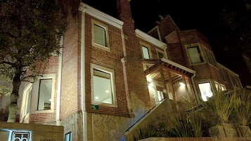 Fachada del alojamiento - Noche