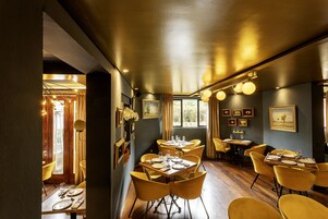 Se ofrece un desayuno completo (45000 COP por persona)