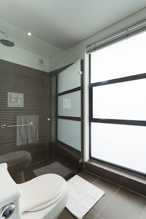 Superior Room, 1 Queen Bed | Bathroom | Shower, free toiletries, hair dryer, towels