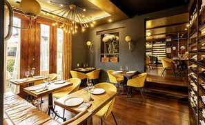 Serveert ontbijt, lunch en diner
