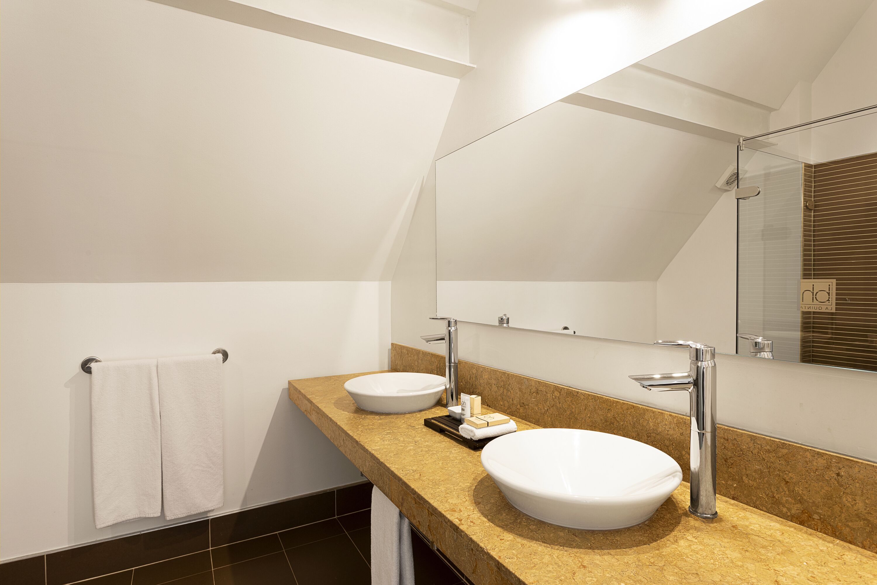 traditional room | bathroom | shower, free toiletries, hair dryer, towels