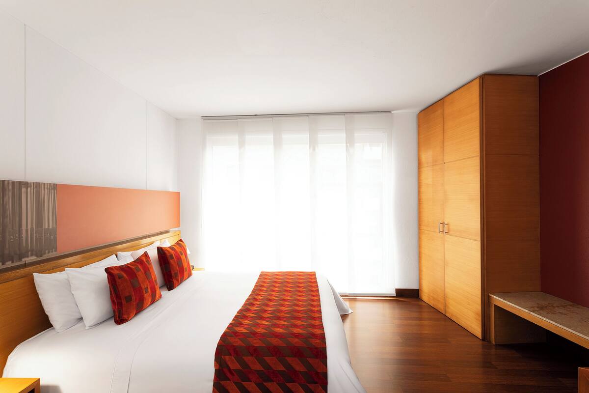 Standard Room, 1 Queen Bed | Premium bedding, minibar, in-room safe, desk