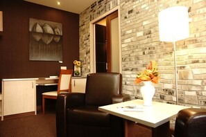 华丽双人房 | 加厚床垫、客房内保险箱、办公桌、遮光窗帘