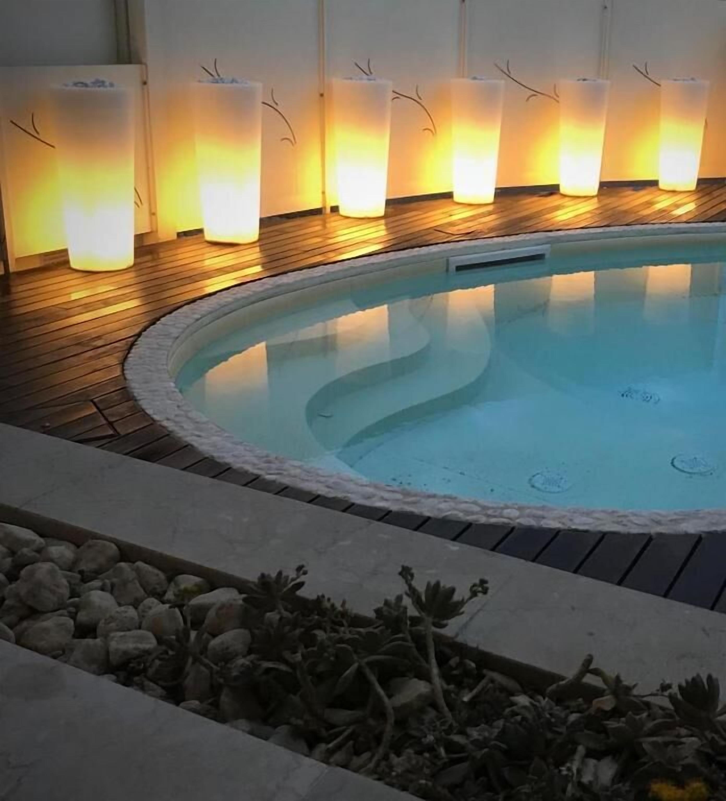 Piscine extérieure, chaises longues