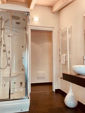 Dusche, kostenlose Toilettenartikel, Haartrockner, Bidet