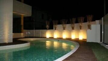 Piscina all'aperto, lettini