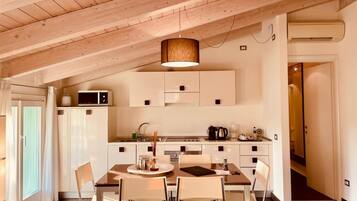 KĂŒhlschrank, Mikrowelle, Ofen, Herdplatte