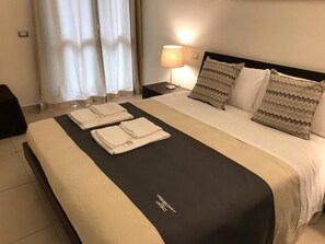 Coffres-forts dans les chambres, fer et planche à repasser
