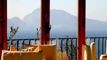 Breakfast, lunch, dinner served; Italian cuisine, sea views