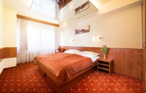 Select Comfort beds, desk, laptop workspace, blackout curtains