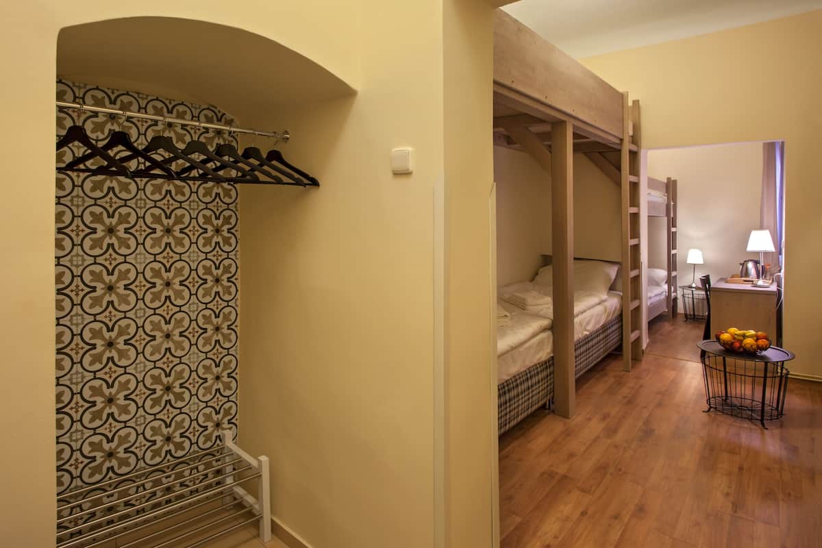 Camera familiare, sul cortile | Biancheria da letto di alta qualità, materassi a doppio strato