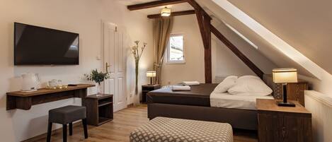 Design vierpersoonskamer | Luxe beddengoed, pillowtop-bedden, een kluis op de kamer