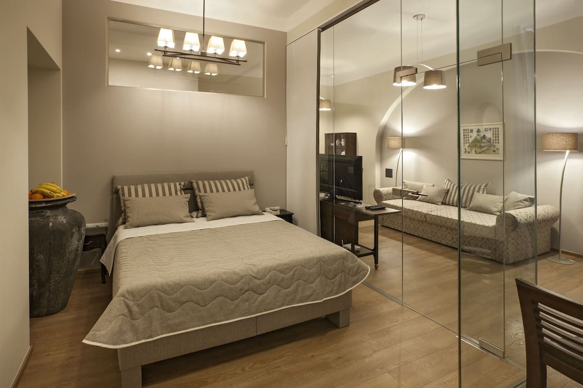 Suite monolocale Luxury, 2 camere da letto, vista città | Biancheria da letto di alta qualità, materassi a doppio strato