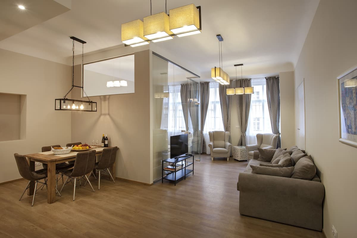 Appartamento Luxury, 2 camere da letto, 2 bagni, vista città | Soggiorno | TV a schermo piatto, servizi in streaming