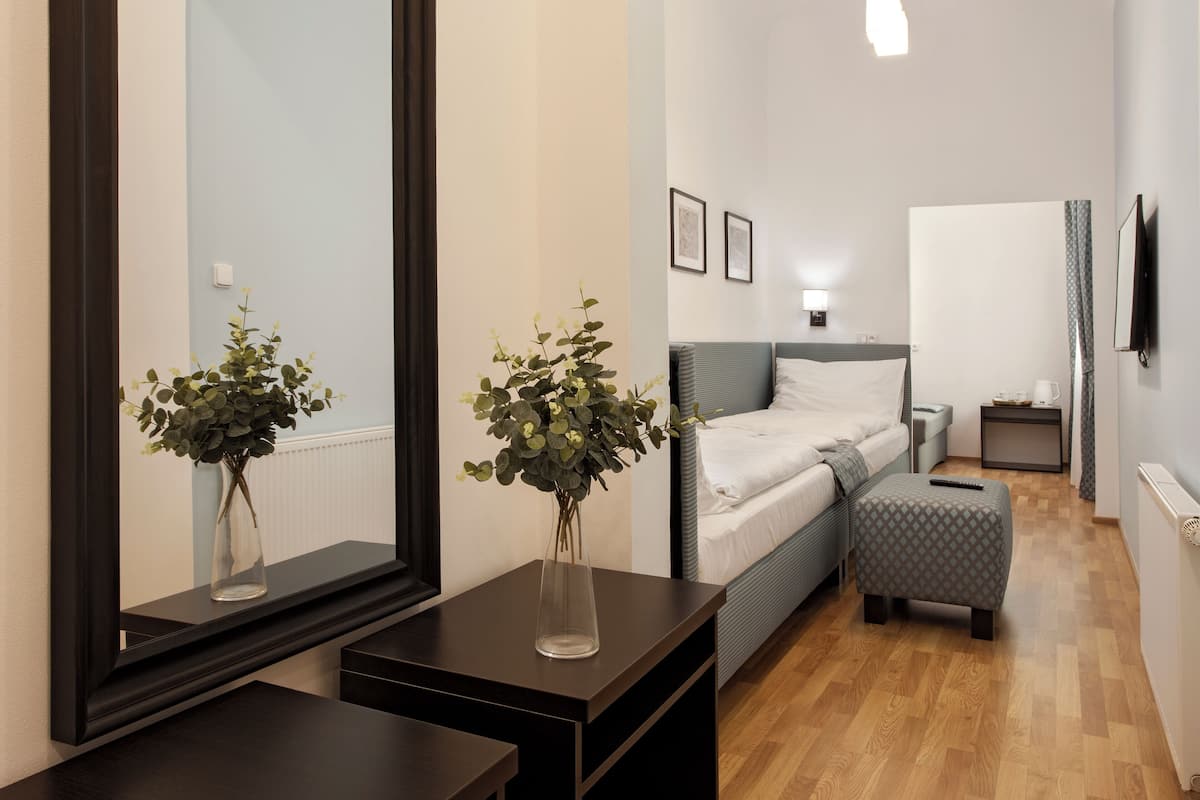Quadrupla Basic, vista cortile | Biancheria da letto di alta qualità, materassi a doppio strato