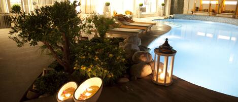 Outdoor pool, pool umbrellas, sun loungers