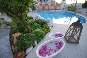 Outdoor pool, pool umbrellas, pool loungers - Yacht Bohéme Hotel - Adults Only (Fethiye)