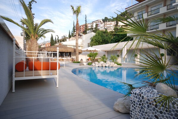 Outdoor pool, pool umbrellas, pool loungers - Yacht Bohéme Hotel - Adults Only (Fethiye)