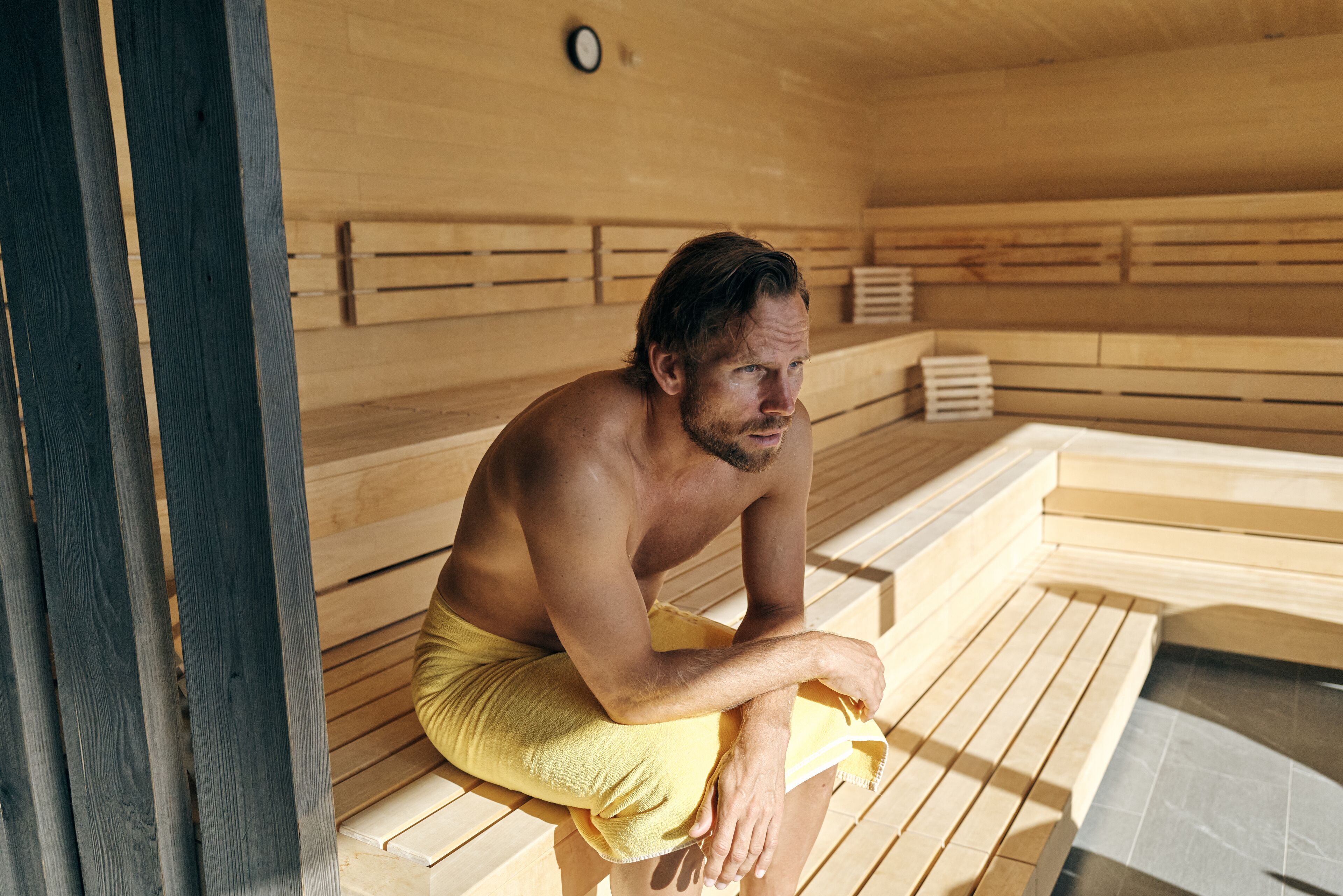 Eine Sauna mit Holzbänken und einer Holzverkleidung.