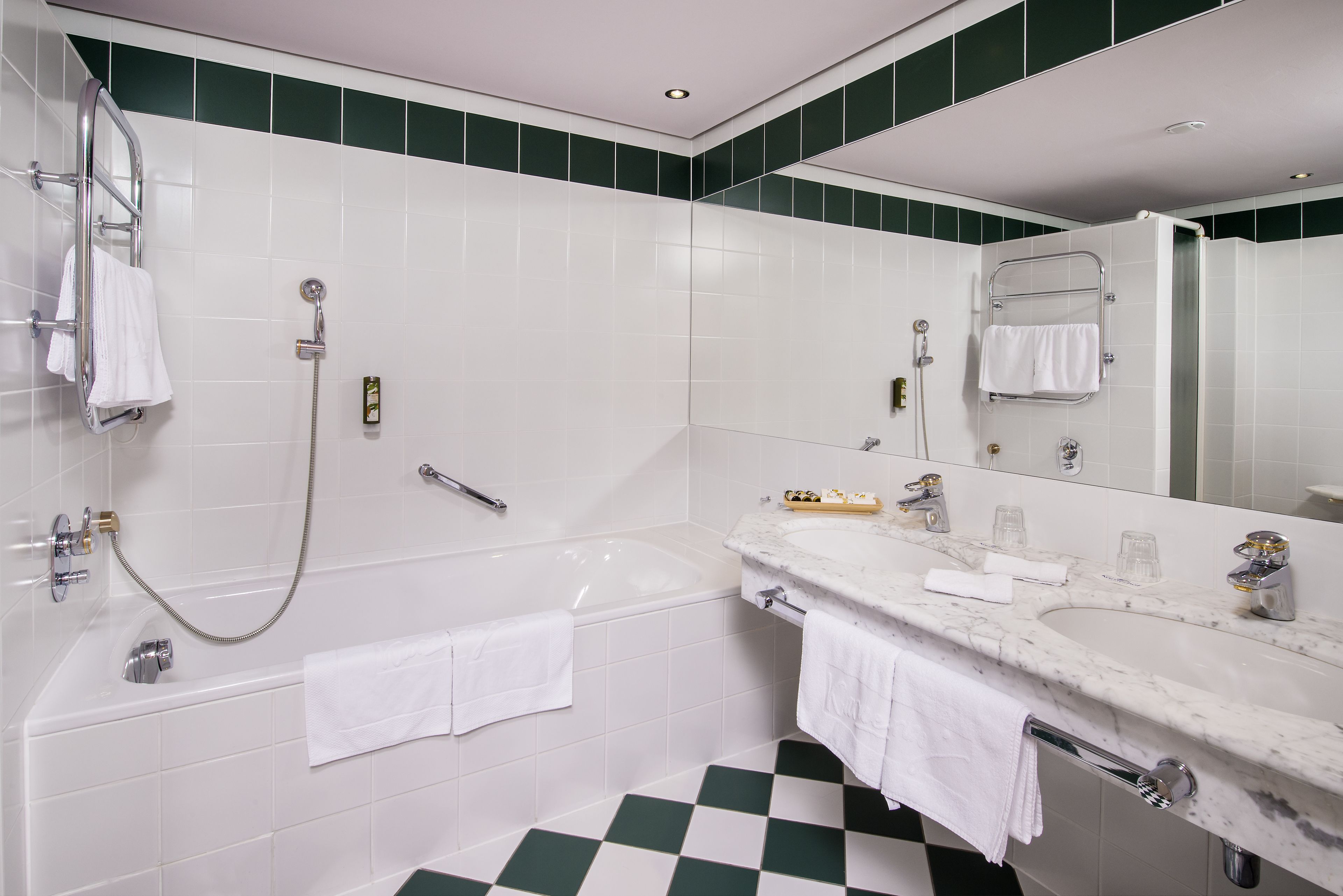 Une salle de bain moderne avec une baignoire, une douche et un lavabo.