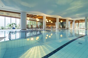 Indoor pool, outdoor pool, open 7:00 AM to 7:00 PM, pool umbrellas - Hotel Karnerhof (Villach)