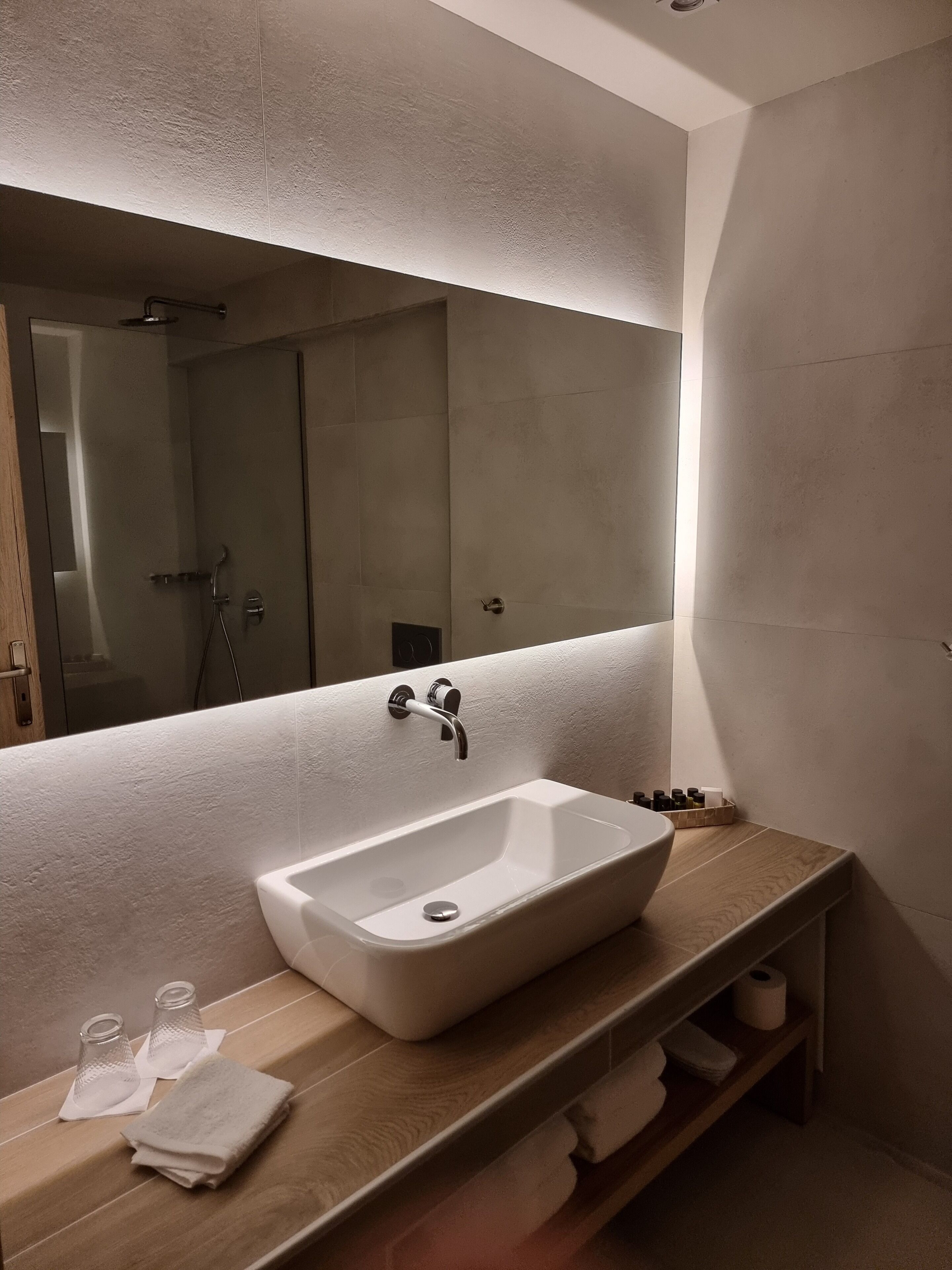 grand studio suite | bathroom | shower, free toiletries, hair dryer, bathrobes