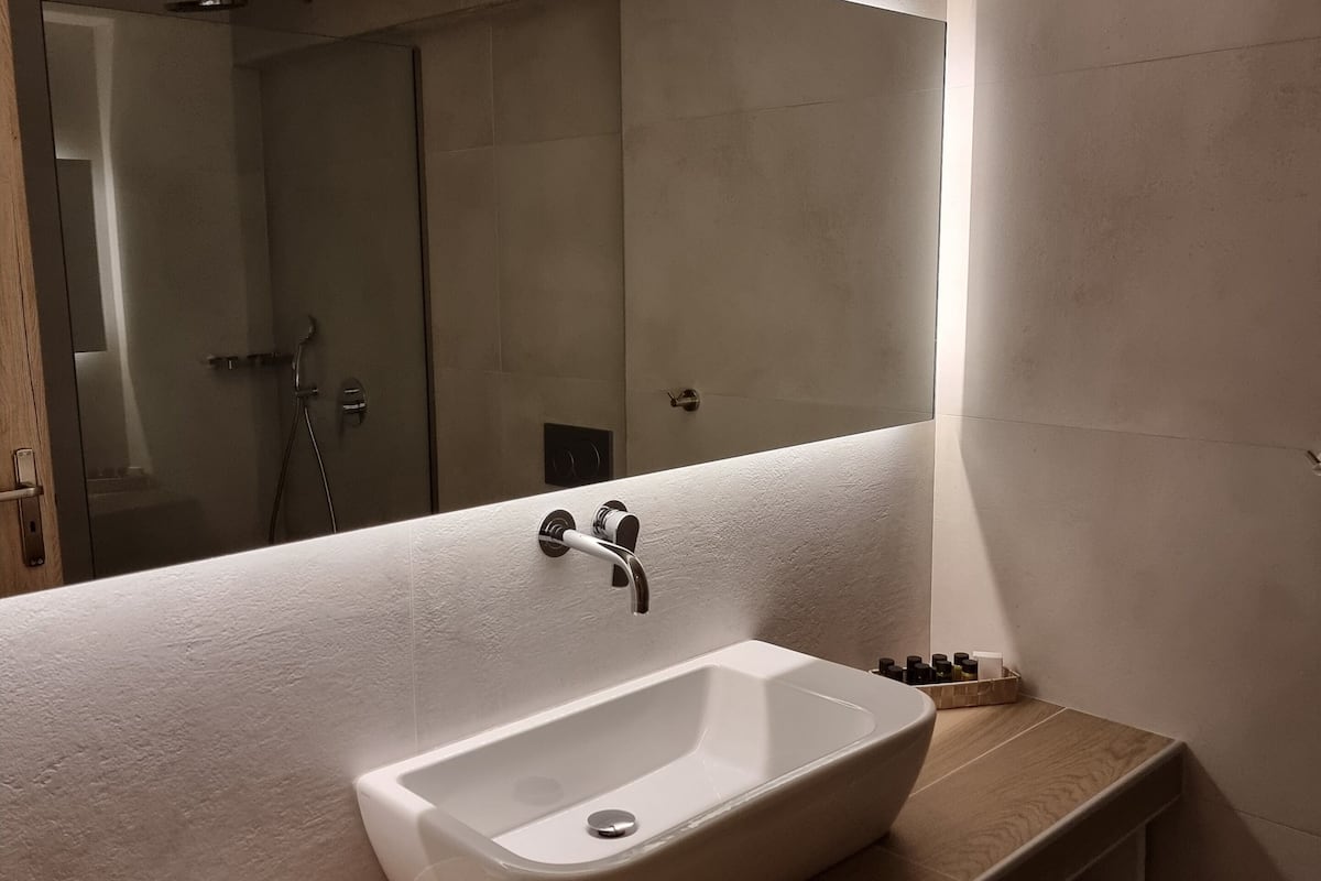 grand studio suite | bathroom | shower, free toiletries, hair dryer, bathrobes