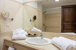 Dusche, kostenlose Toilettenartikel, Haartrockner, BademÀntel