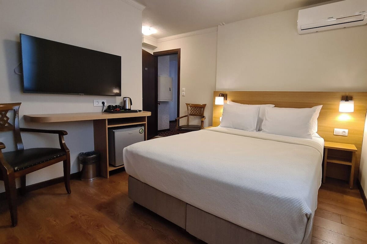 Standard-Doppelzimmer | Schreibtisch, schallisolierte Zimmer, kostenloses WLAN, Bettwäsche