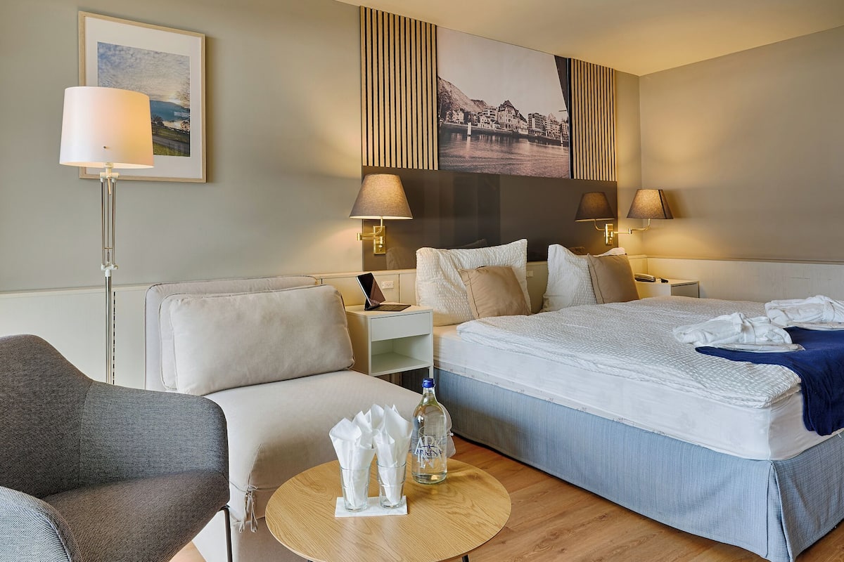 Comfort Double Room | In-room safe, desk, soundproofing, WiFi