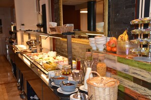 Desayuno continental (CHF 25 por persona) 
