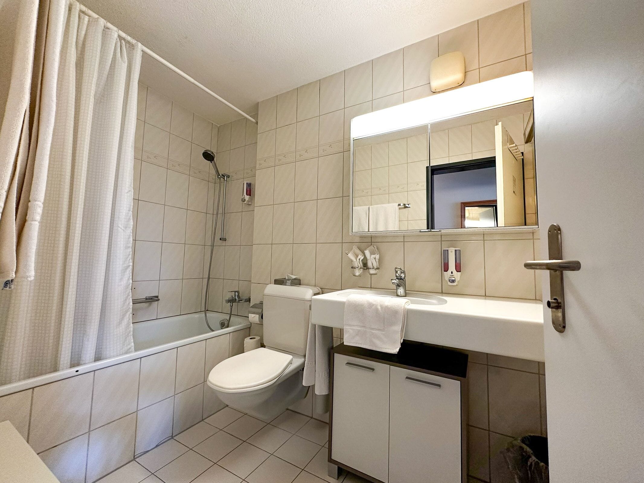 1 bedroom, in-room safe, desk, soundproofing