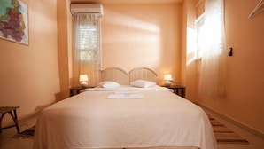 Iron/ironing board (on request), WiFi (free), bed sheets - Peer Guest House Tel Aviv (Tel Aviv)