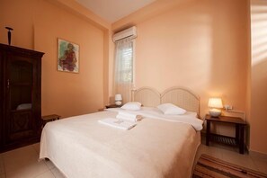 Standard Apartment, Private Bathroom | Iron/ironing board, free WiFi, bed sheets