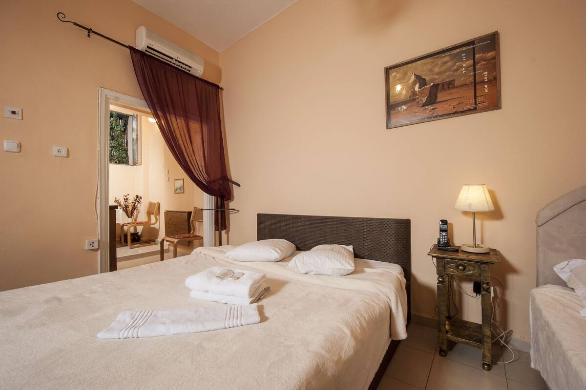 Standard Apartment, Private Bathroom | Room service - dining