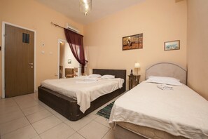 Iron/ironing board, free WiFi, bed sheets - Peer Guest House Tel Aviv (Tel Aviv)