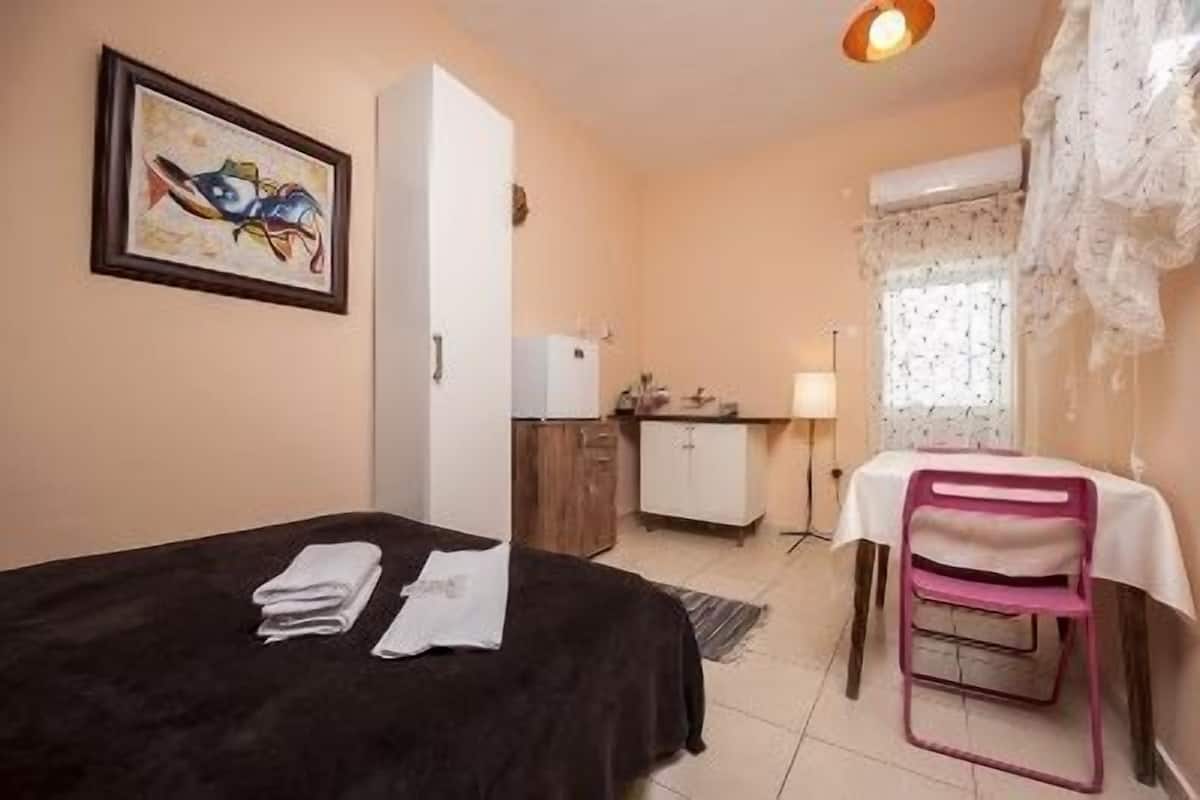 Habitación estándar con 1 cama matrimonial o 2 individuales, baño privado | Tabla de planchar con plancha, wifi gratis y ropa de cama