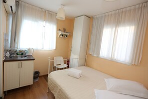 Iron/ironing board, free WiFi, bed sheets - Peer Guest House Tel Aviv (Tel Aviv)
