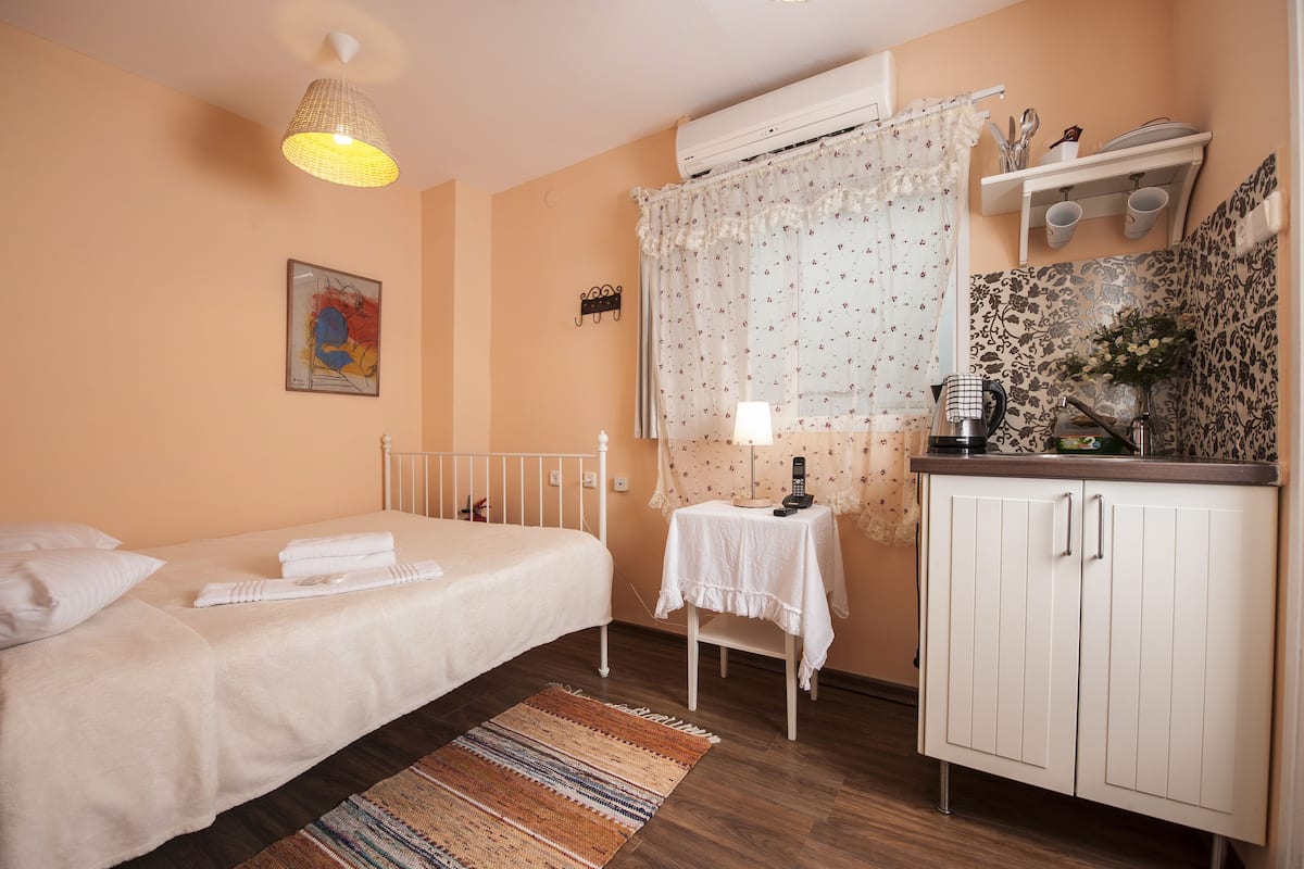 Habitación doble económica, baño privado | Tabla de planchar con plancha, wifi gratis y ropa de cama