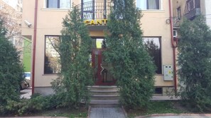 A building with a visible entrance, a balcony with a railing, and a sign above the entrance. - Cantemir (Bucharest)