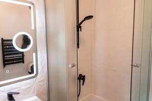 Een minibar, geluiddichte muren, een strijkplank/strijkijzer