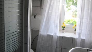 Douche, sĂšche-cheveux, serviettes fournies