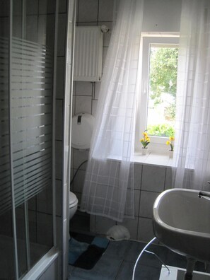 Shower, hair dryer, towels - Hotel Gasthaus Rogge (Lemgo)