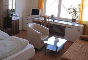 Triple Room | Living area | TV - Hotel Gasthaus Rogge (Lemgo)