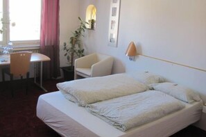 ห้องดับเบิล | มินิบาร์, ตู้นิรภัยในห้องพัก, โต๊ะทำงาน, พื้นที่ทำงานแบบใช้แล็ปท็อป