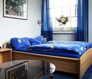 Double Room | Minibar, in-room safe, desk, laptop workspace - Hotel Gasthaus Rogge (Lemgo)