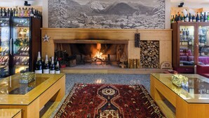 Lobby-lounge