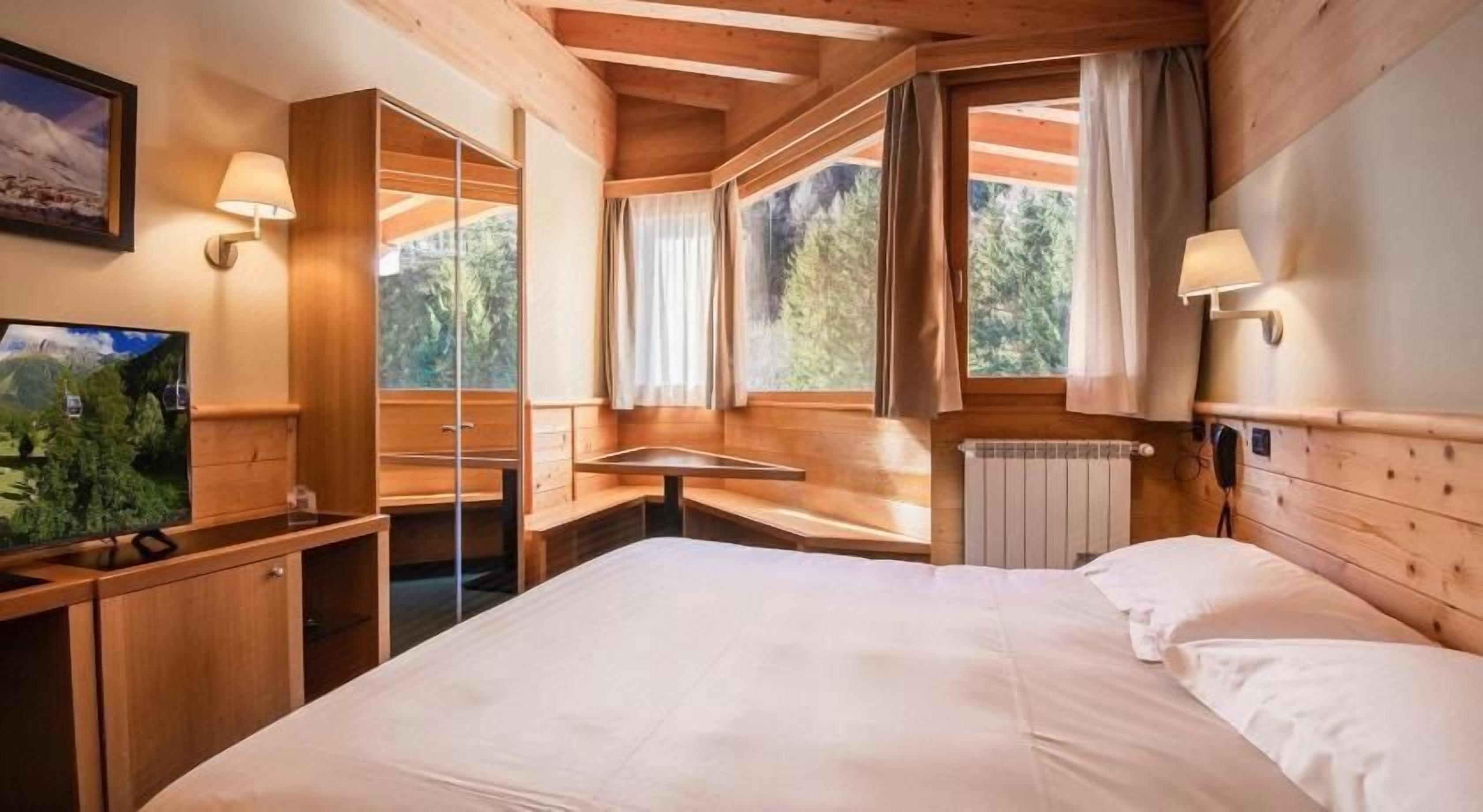 Allergitestade sängkläder, minibar och värdeförvaringsskåp på rummet
