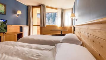 Twin Room | Hypo-allergenic bedding, minibar, in-room safe, desk